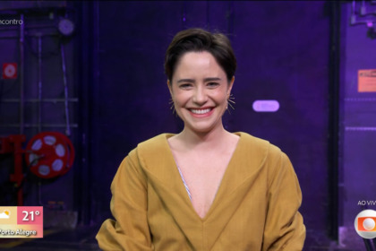 Fernanda Vasconcellos sorrir nos bastidores do programa Encontro, por trás do palco