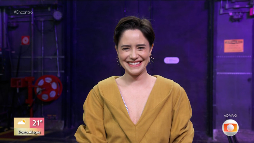 Fernanda Vasconcellos sorrir nos bastidores do programa Encontro, por trás do palco
