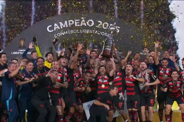 Jogadores do Flamengo levantam a taça da final da Copa Libertadores da América 2025