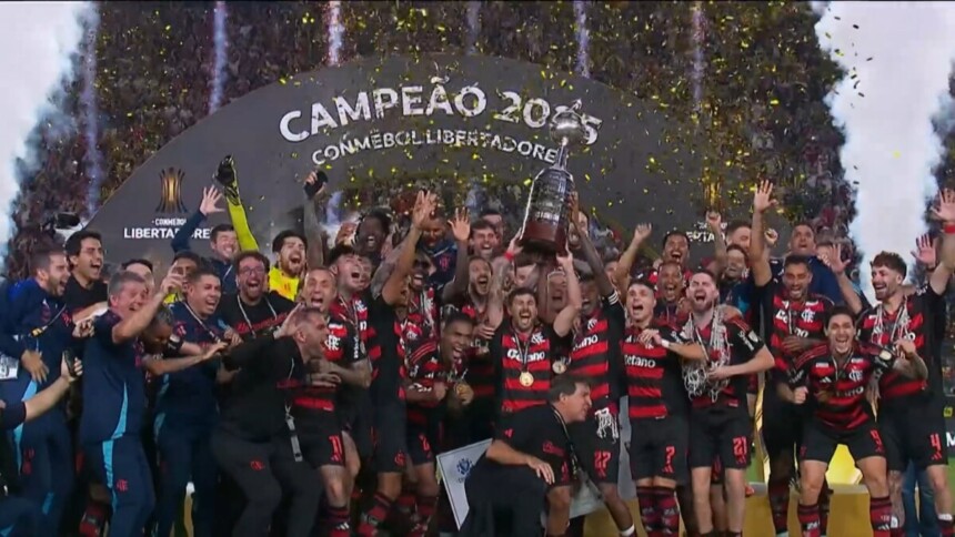 Jogadores do Flamengo levantam a taça da final da Copa Libertadores da América 2025
