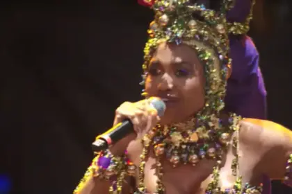 Gaby Amarantos segura microfone e canta em cima de um palco