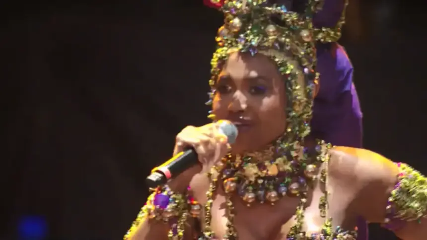 Gaby Amarantos segura microfone e canta em cima de um palco