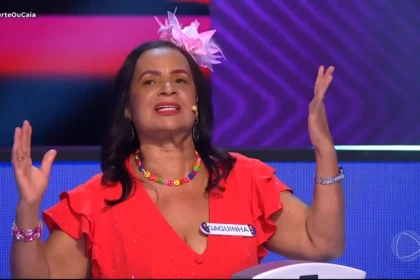Gaga de Ilhéus levanta as mãos antes de cair no buraco do Acerte ou Caia! da RECORD