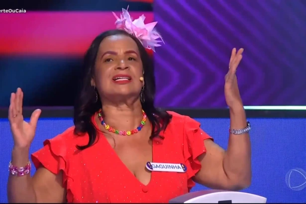 Gaga de Ilhéus levanta as mãos antes de cair no buraco do Acerte ou Caia! da RECORD