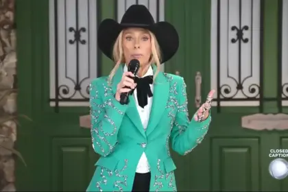 Adriane Galisteu de terninho verde com brilhos e chapéu preto apresentando A Fazenda 17 no dia da eliminação de Wallas