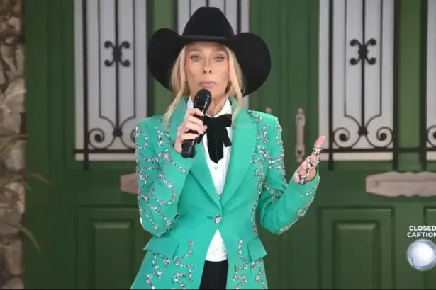 Adriane Galisteu de terninho verde com brilhos e chapéu preto apresentando A Fazenda 17 no dia da eliminação de Wallas
