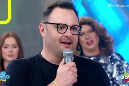 Rubens Gargalca fala ao microfone do Domingo Legal