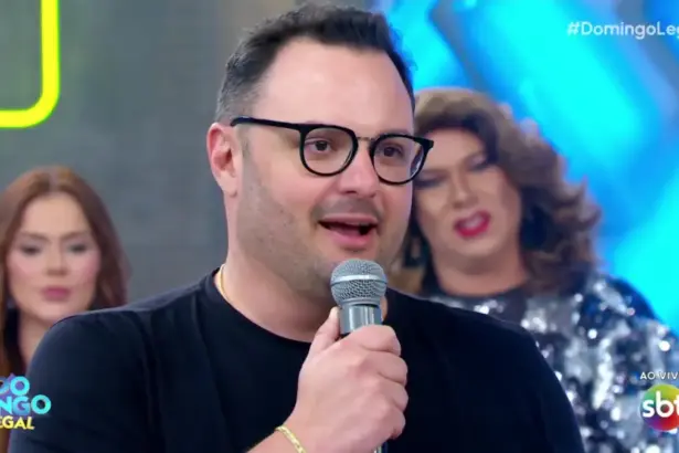 Rubens Gargalca fala ao microfone do Domingo Legal