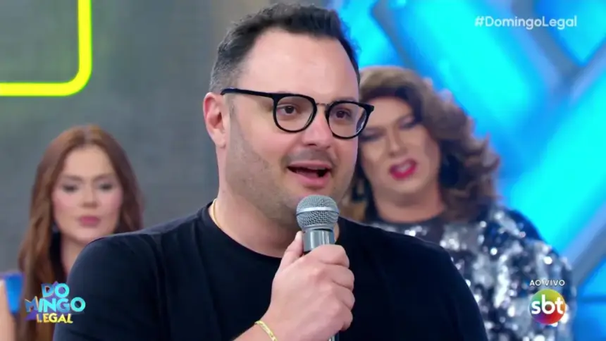 Rubens Gargalca fala ao microfone do Domingo Legal