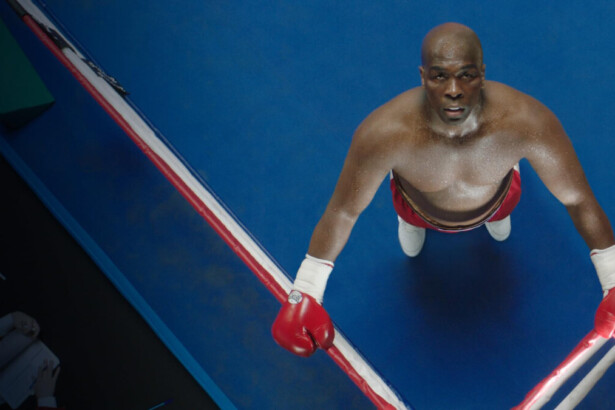 Lutado olhando para o alto em cena do filme George Foreman: Sua História
