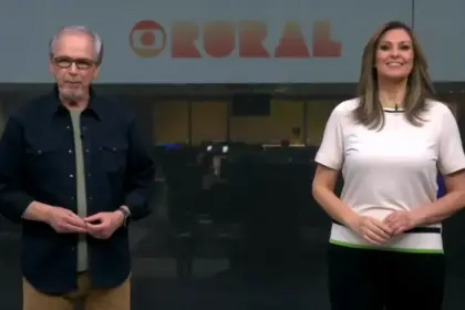 Nélson Araújo ao lado de Cristina Vieira na redação do Globo Rural. Os dois estão sorridentes