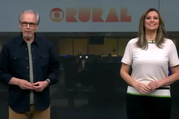 Nélson Araújo ao lado de Cristina Vieira na redação do Globo Rural. Os dois estão sorridentes