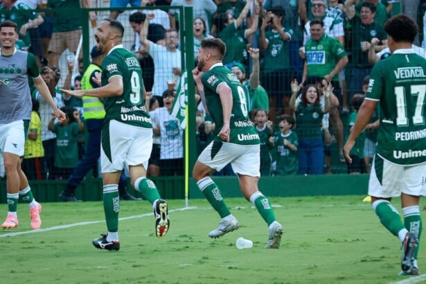 Anselmon Ramon comemorando gol no jogo Goiás x Novorizontino, que teve transmissão da RedeTV!