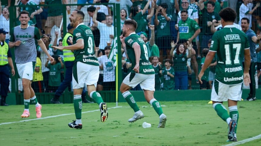 Anselmon Ramon comemorando gol no jogo Goiás x Novorizontino, que teve transmissão da RedeTV!