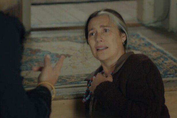 Cahide aponta dedo para Gonul que está caída no chão após levar tapa na cara em cena da novela Mãe