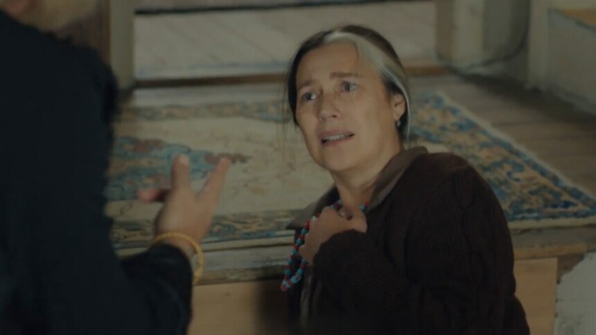 Cahide aponta dedo para Gonul que está caída no chão após levar tapa na cara em cena da novela Mãe