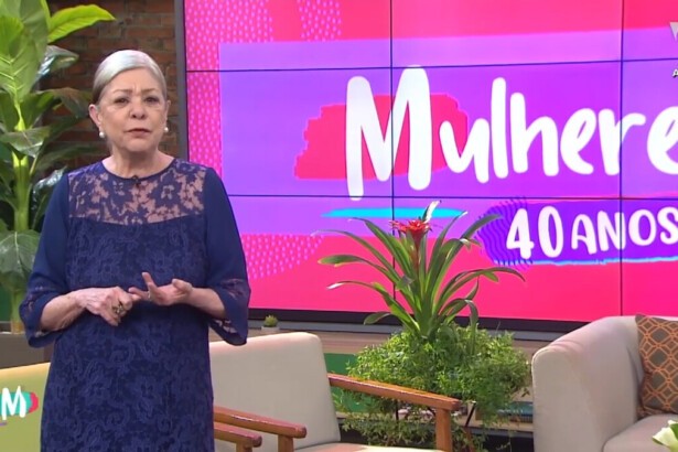 Ione Borges em pé e apresentando o Mulheres em 2020