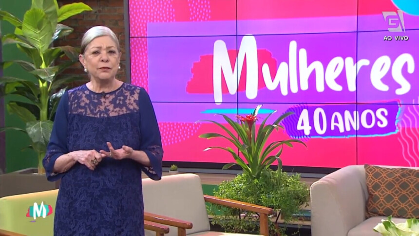 Ione Borges em pé e apresentando o Mulheres em 2020