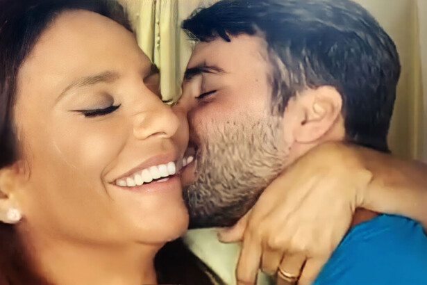 Daniel Cady beija Ivete Sangalo em cena do clipe localizei. Ela sorrir