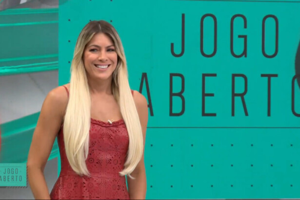 Renata Fan sorrindo no cenário do Jogo Aberto