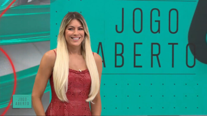 Renata Fan sorrindo no cenário do Jogo Aberto