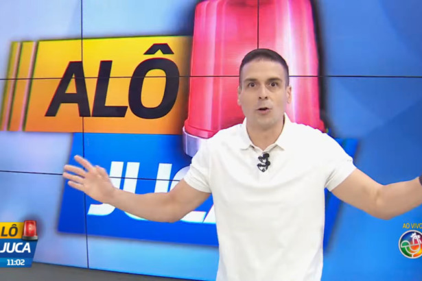 Marcelo Castro com os braços abertos, usando camisa branca, apresentando o Alô Juca na TV Aratu, SBT
