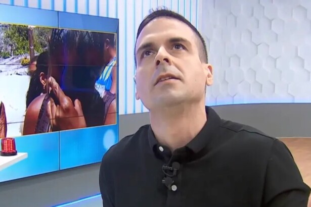 Marcelo Castro, Juca, olha para o teto e faz oração no cenário do Alô Juca. Ao fundo um telão com uma mulher chorando