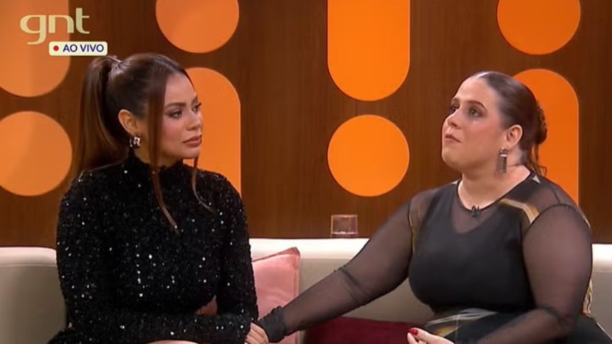 Lexa e Tati Machado emocionadas e de mãos dadas no sofá do Saia Justa