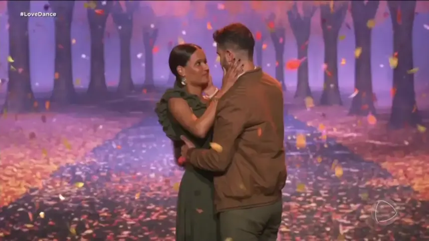 Casal se acaricia em cena de Love & Dance na RECORD