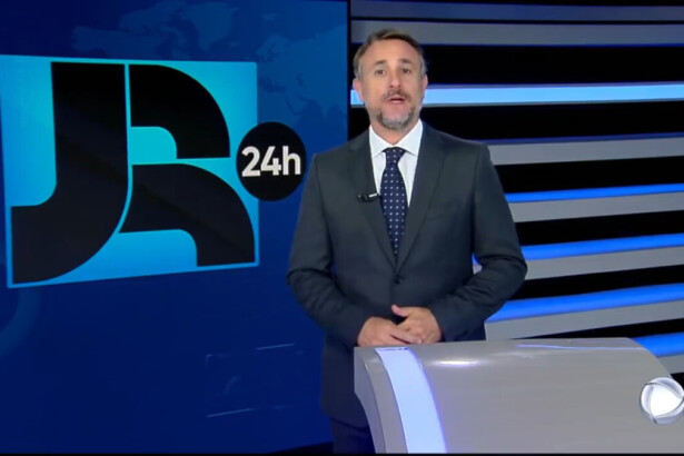 Lucio Sturm em frente ao telão do JR 24h na RECORD
