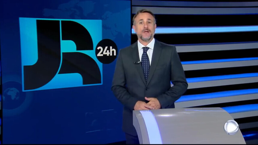 Lucio Sturm em frente ao telão do JR 24h na RECORD