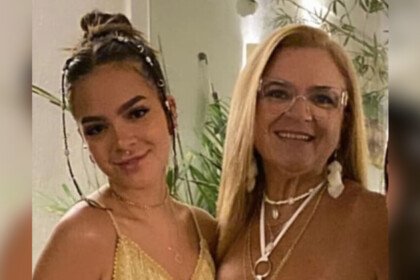 Mel Maia sorrindo ao lado da mãe