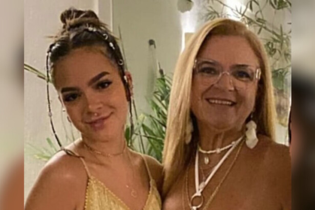 Mel Maia sorrindo ao lado da mãe