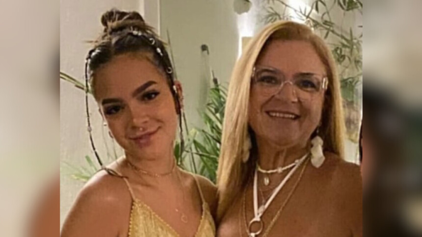 Mel Maia sorrindo ao lado da mãe