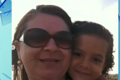 Mãe de Mel Maia ao lado da filha as duas sorrindo. A atriz ainda criança