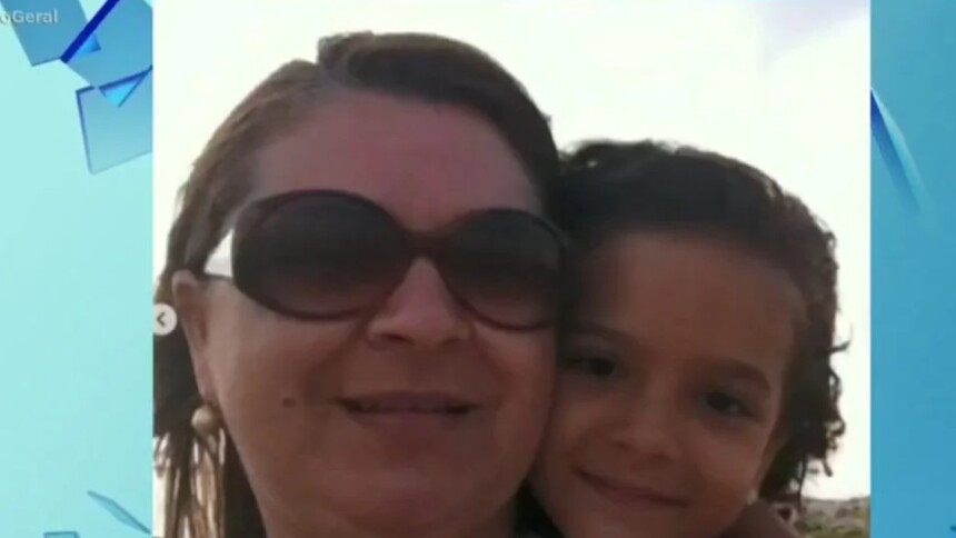 Mãe de Mel Maia ao lado da filha as duas sorrindo. A atriz ainda criança