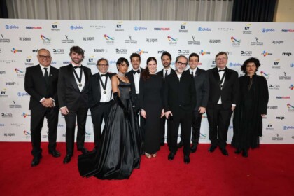 O diretor dos Estúdios Globo e TV Globo, Amauri Soares, a atriz Gaz , o autor João Emanuel Carneiro acompanhado de Lavinia Vlasak, o diretor artístico Carlos Araujo, os produtores Gustavo Rebello e Raphael Cavaco, o ator Chay Suede , a diretora da TVG Globo Leonora Bardini e o diretor de conteúdo da TV Globo , Gabriel Jacome pela novela ‘Mania de Você’. Todos no tapete vermelho do Emmy