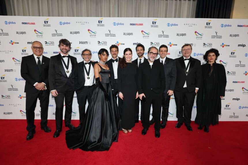 O diretor dos Estúdios Globo e TV Globo, Amauri Soares, a atriz Gaz , o autor João Emanuel Carneiro acompanhado de Lavinia Vlasak, o diretor artístico Carlos Araujo, os produtores Gustavo Rebello e Raphael Cavaco, o ator Chay Suede , a diretora da TVG Globo Leonora Bardini e o diretor de conteúdo da TV Globo , Gabriel Jacome pela novela ‘Mania de Você’. Todos no tapete vermelho do Emmy