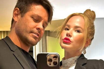 Marcela Tomaszewski e Dado Dolabella juntos em uma selfie tirada no espelho