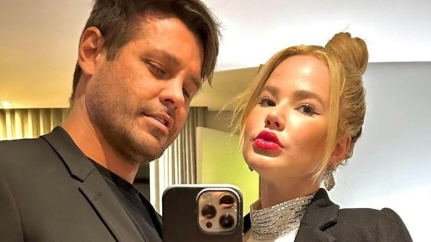 Marcela Tomaszewski e Dado Dolabella juntos em uma selfie tirada no espelho