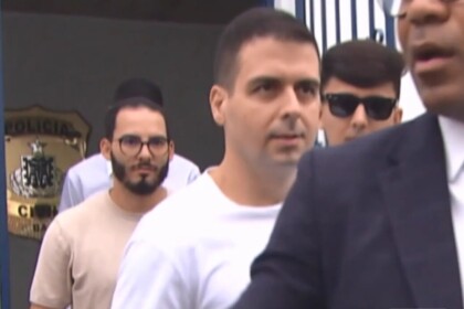 Marcelo Castro e Jamerson Birindiba saindo da delegacia em imagem captada pela Globo na Bahia, a TV Bahia