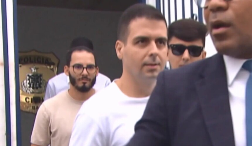 Marcelo Castro e Jamerson Birindiba saindo da delegacia em imagem captada pela Globo na Bahia, a TV Bahia
