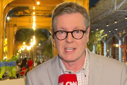 Márcio Gomes apresentando o CNN Prime Time direto das ruas de Belém