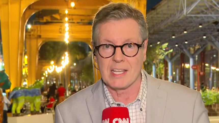 Márcio Gomes apresentando o CNN Prime Time direto das ruas de Belém