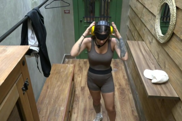 Martina com óculos escuro e fone de ouvido no closet de A Fazenda 17