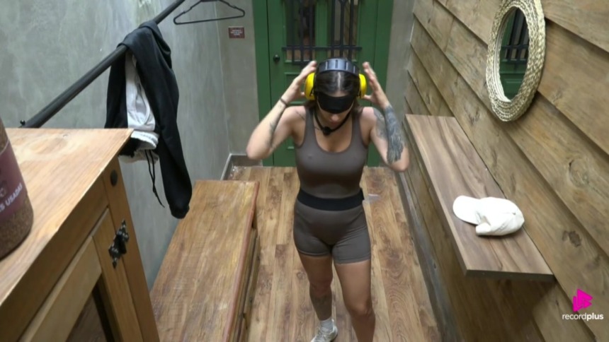 Martina com óculos escuro e fone de ouvido no closet de A Fazenda 17