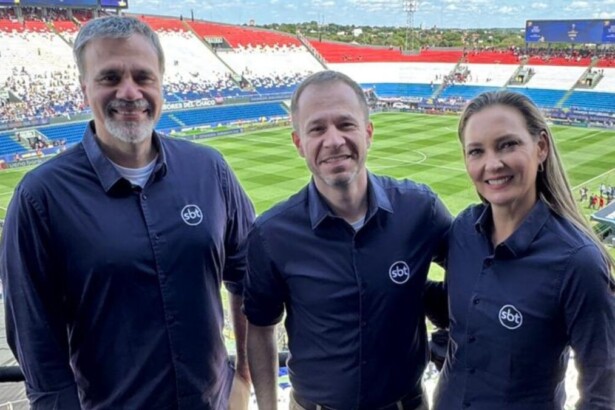 Mauro Beting, Tiago Leifert e Nadine Bastos, time de transmissão do SBT, sorrindo nos bastidores da final da Copa Sul-Americana no estádio