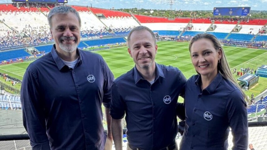 Mauro Beting, Tiago Leifert e Nadine Bastos, time de transmissão do SBT, sorrindo nos bastidores da final da Copa Sul-Americana no estádio