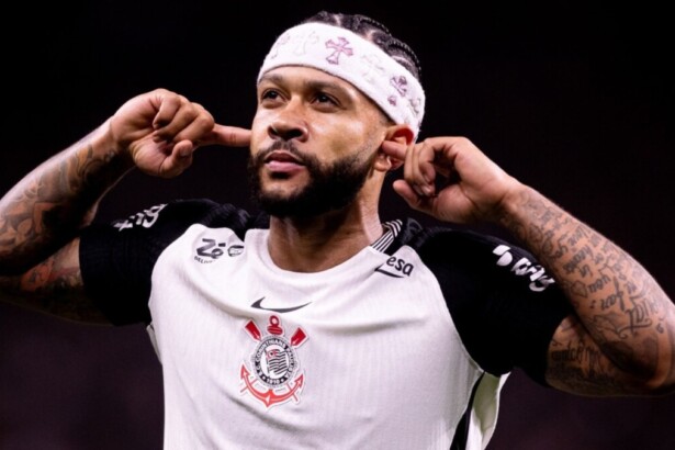 Memphis Depay comemorando gol pelo Corinthians no clássico contra o São Paulo pelo Brasileirão