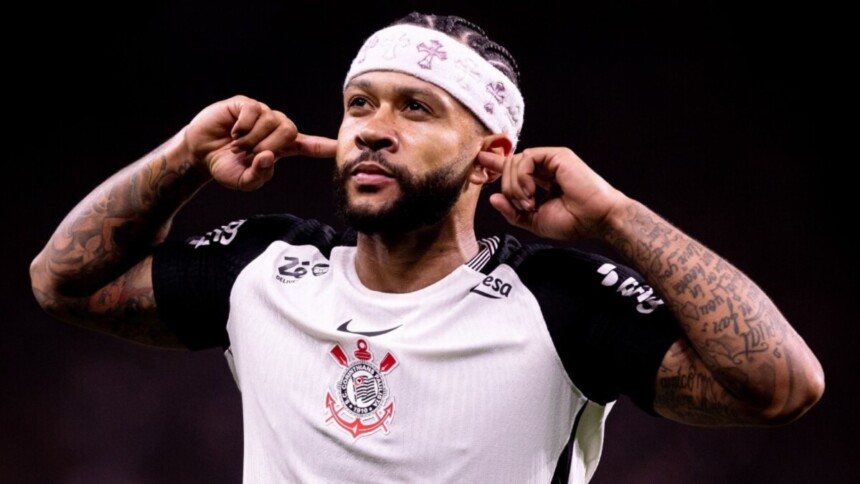 Memphis Depay comemorando gol pelo Corinthians no clássico contra o São Paulo pelo Brasileirão
